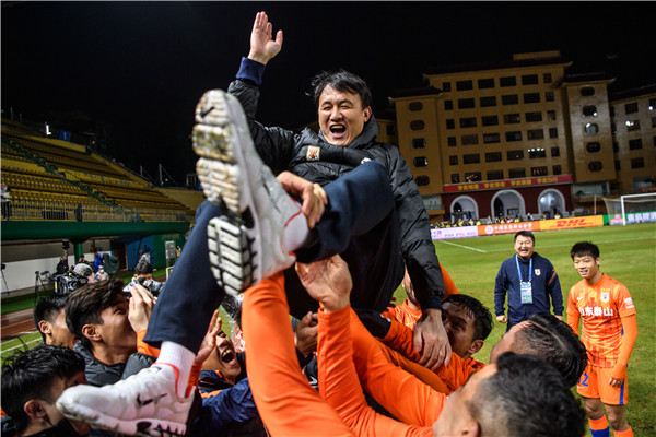 应该是2015和2016两个赛季出任广州恒大中方教练组组长